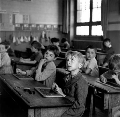 "En la escuela" de Robert Doisneau